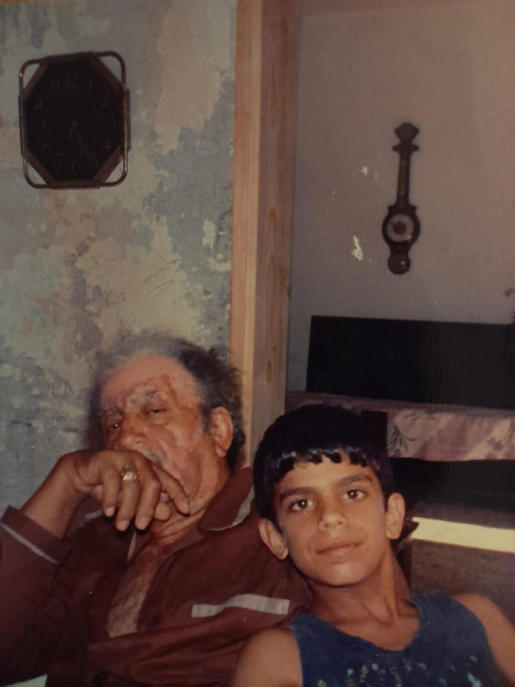 הבמאי ג'ורג' עובדיה ובנו אביר יעקב עובדיה (צילום: ארכיון סטודיו אטלס) הבמאי ג'ורג' עובדיה ובנו אביר יעקב עובדיה