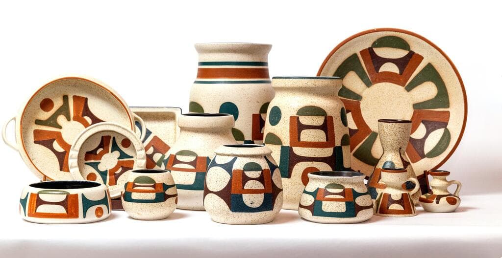 בין היתר יש בחנות קרמיקה של "לפיד", "חרסה" ו"בית היוצר" (צילום: סטודיו אטלס) החלל של החנות ביפו, אביר יעקב עובדיה