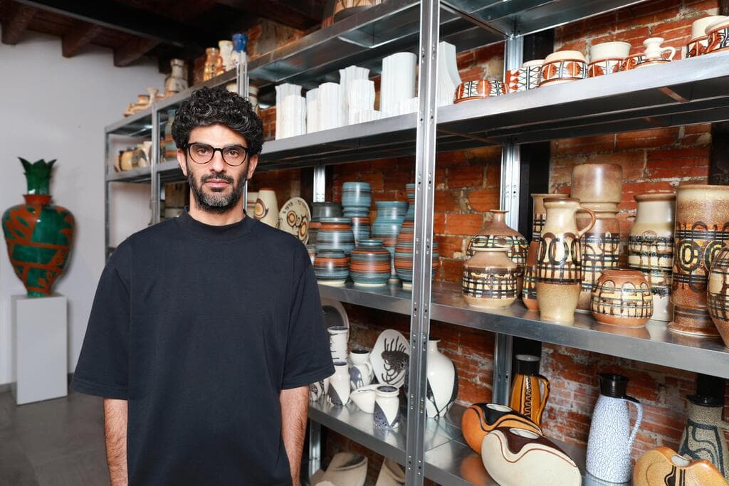 החל לאסוף פריטי קרמיקה ישראלית בעקבות מפגש מקרי. אביר יעקב עובדיה בחנות החדשה (צילום: ינאי יחיאל) אביר יעקב עובדיה