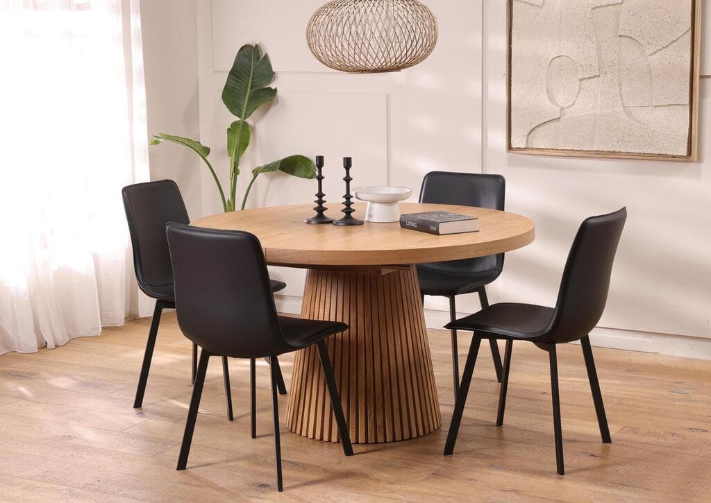 שולחן אוכל מגנום: 4,893 שקל, כיסא אוכל דמוי עור דגם קולין: 590 שקל לכיסא. 4 כיסאות: 2,360 שקל (צילום: מנחם עוז) ביתילי