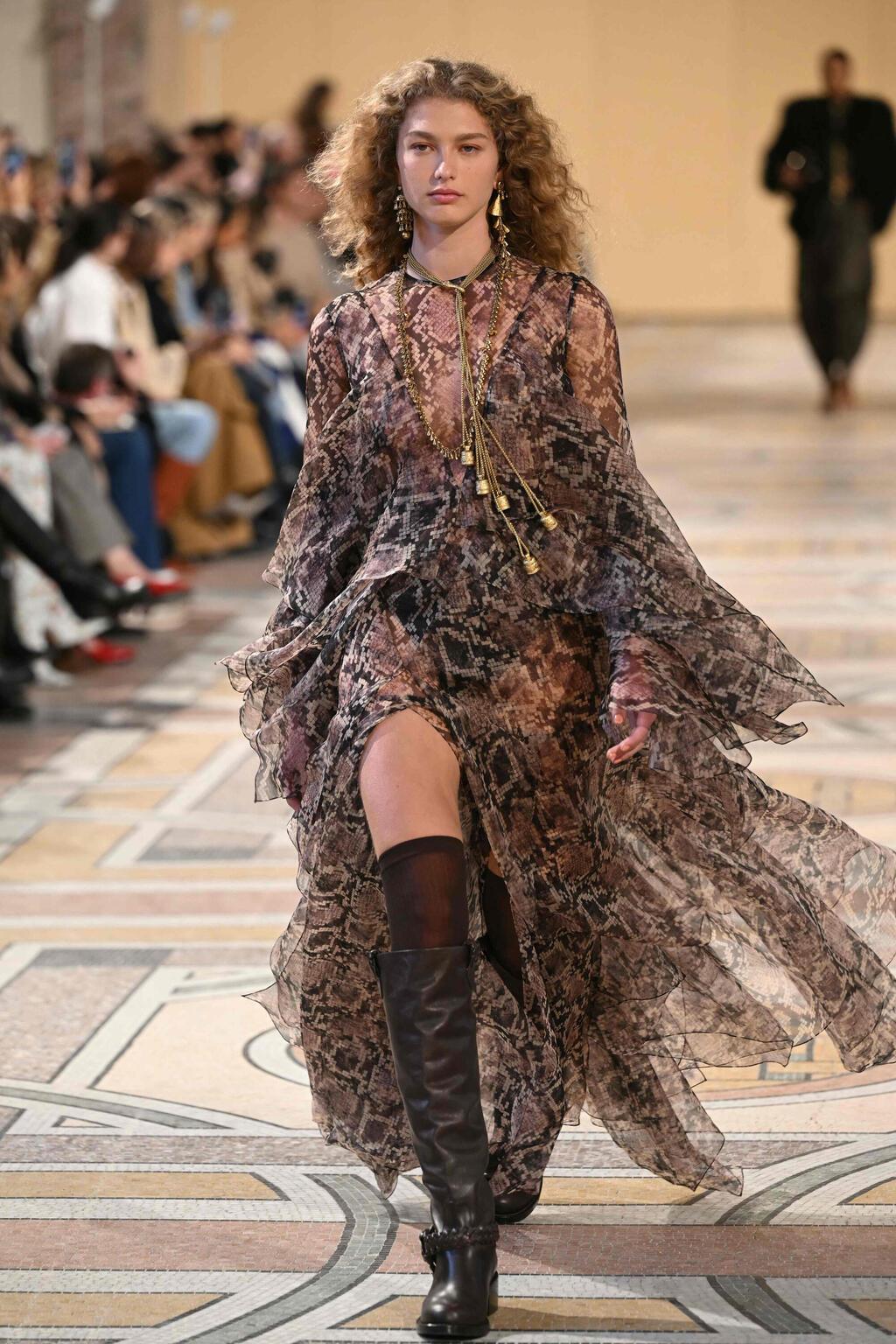 דורית רבליס מדגמנת לצימרמן, תצוגת סתיו-חורף 2025-26 בשבוע האופנה בפריז