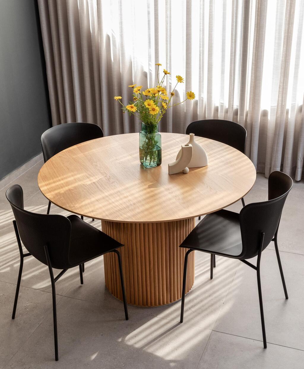 שולחן אוכל דגם Verona: מ־3,251 שקל,כיסאות אוכל דגם סולו: מ־408 שקל לכסא, 4 כיסאות: מ־1,632 שקל (צילום: שירן כרמל) סימפלי ווד