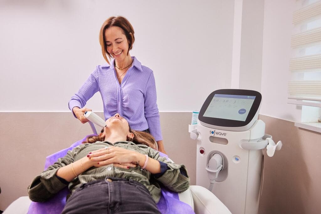 ד"ר ליאת אטס עם מכשיר חדשני סופוויב