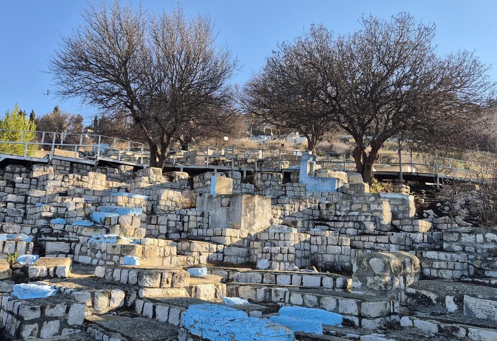 יש סיפור מאחורי כל מצבה. בית העלמין העתיק של צפת 