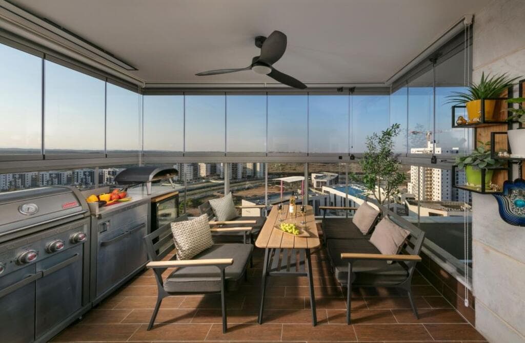 מרפסת סגורה עם דלתות אקורדיון של דוקה גלאס, עיצוב: קסניה ליבשיץ