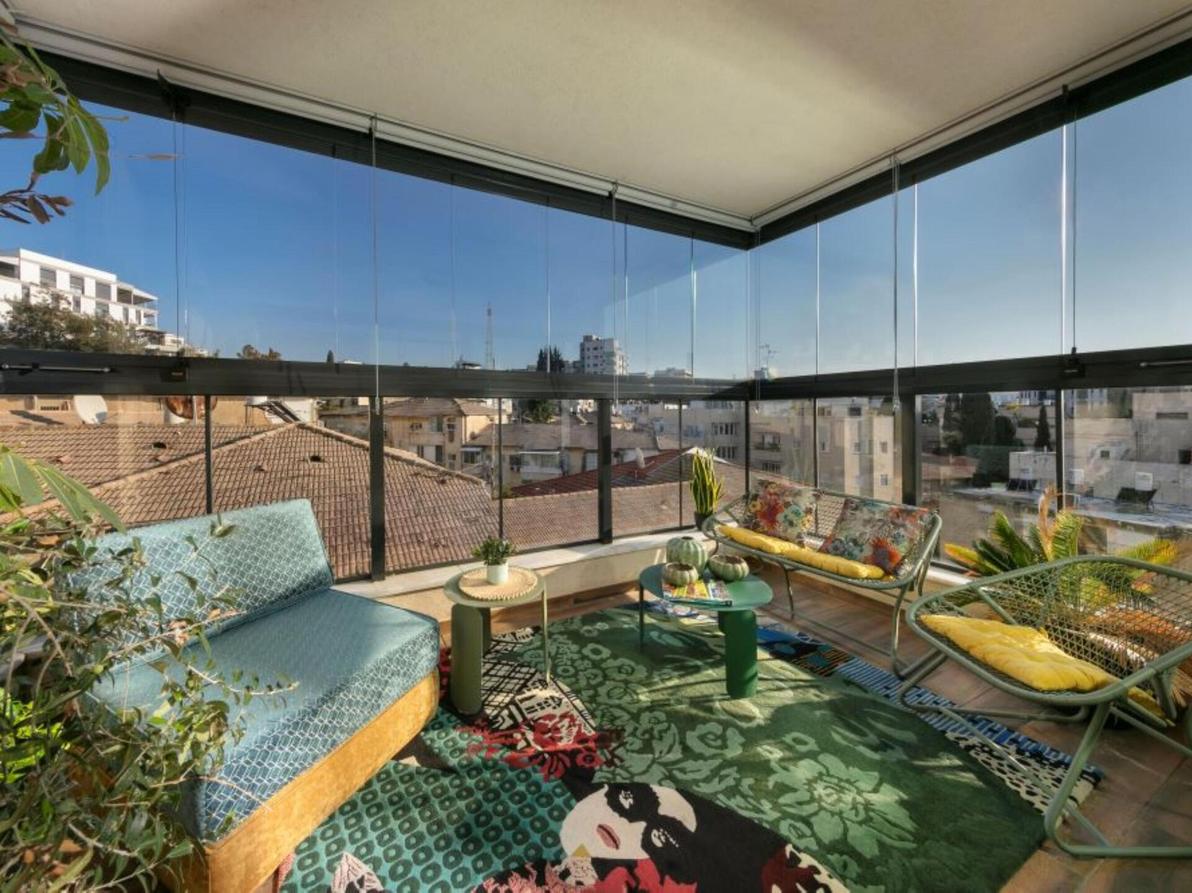 מבט מלמעלה על מרפסת סגורה בסגנון אקלקטי ברמת גן, עיצוב: יעל שביט