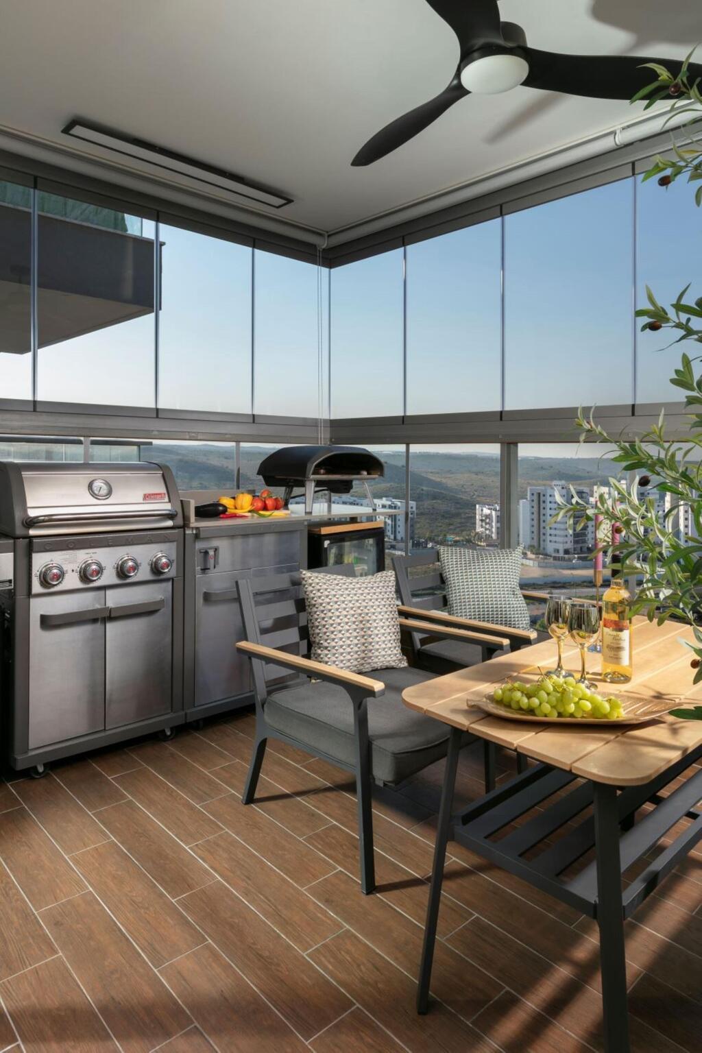 מרפסת סגורה עם דלתות אקורדיון של דוקה גלאס, עיצוב: קסניה ליבשיץ