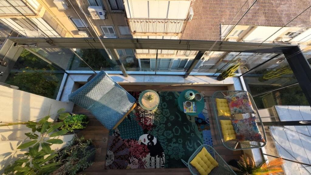 מבט מלמעלה על מרפסת סגורה בסגנון אקלקטי ברמת גן, עיצוב: יעל שביט