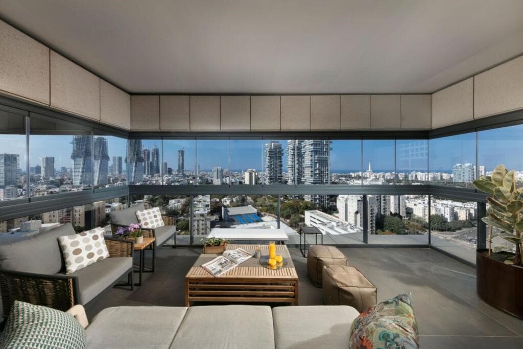 מרפסת סגורה סגנון קלאסי במגדל תל אביבי, עיצוב: לי-את פלד חיות