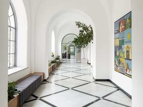 יצירה של האמן פסח גולדשטיין: 16 ריבועים עם סמלים עירוניים. המשרדים של הרשות לפיתוח ירושלים (הרל"י)