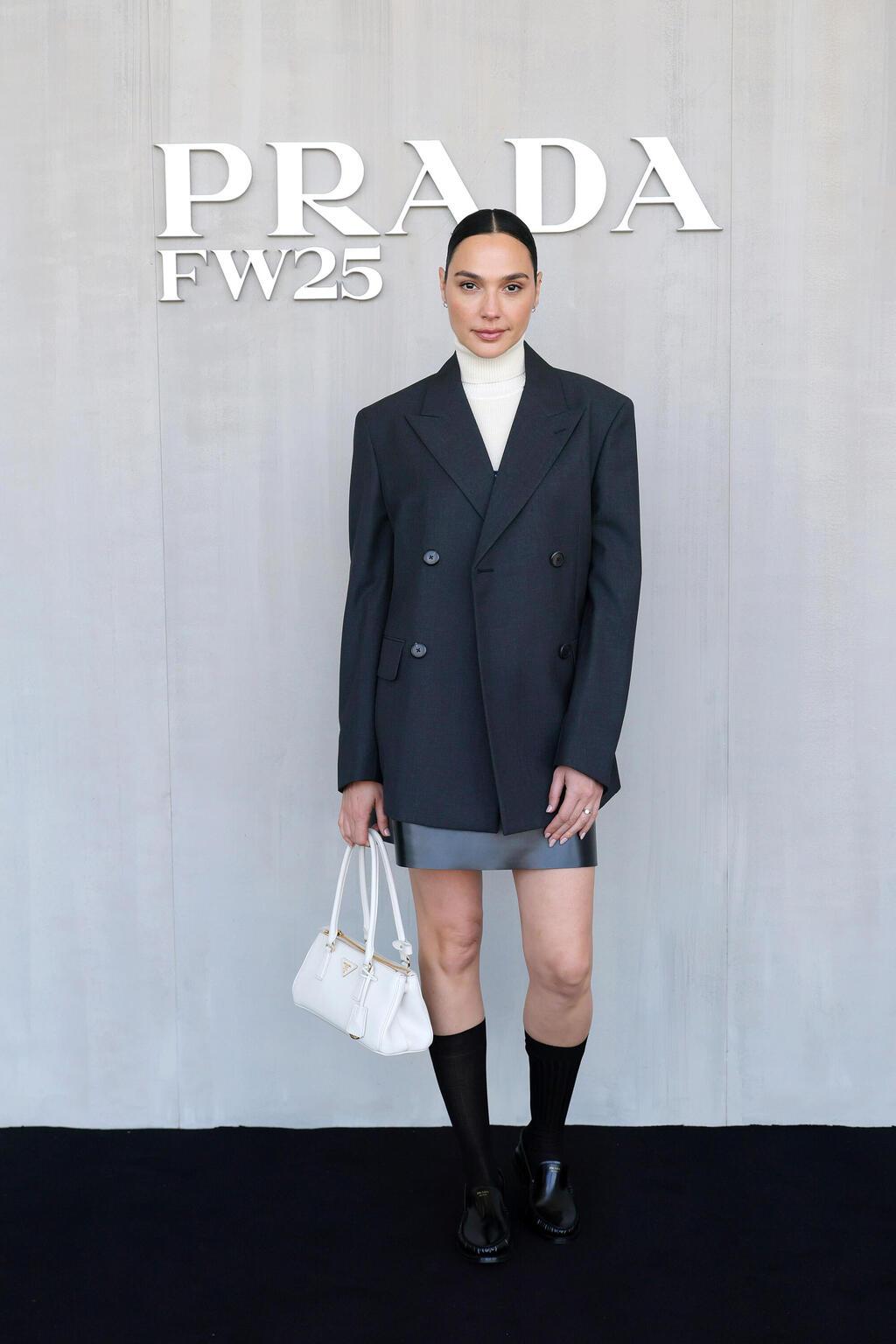 גל גדות בתצוגת סתיו-חורף 2025-26 של פראדה