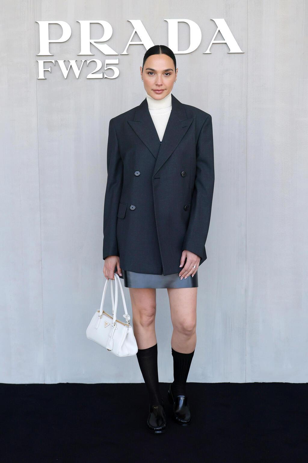 בתצוגת סתיו-חורף 2025-26 של פראדה (צילום: Vittorio Zunino Celotto/Getty Images for Prada) גל גדות בתצוגת סתיו-חורף 2025-26 של פראדה