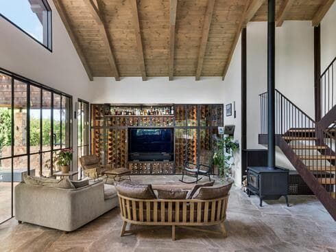 החלונות עשויים מפרופיל בלגי מברזל שנצבע לקבלת אפקט חלודה מיוחד