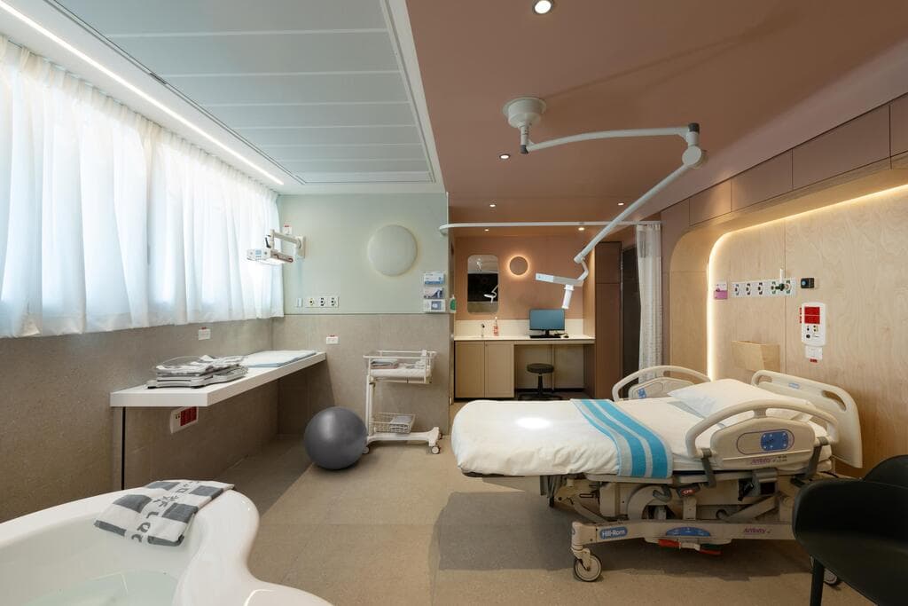 עץ, ורוד ופיסטוק גם בתוך חדרי הלידה המרווחים (צילום: גדעון לוין) חדר לידה רמב"ם