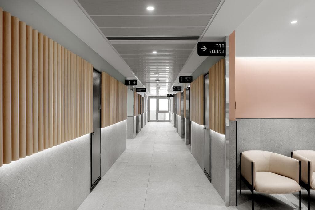 גם המסדרונות מוארים ומאפיינים במראה קליל (צילום: גדעון לוין) חדר לידה רמב"ם