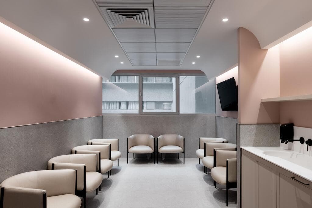 חלל המתנה. דגש על קווים מעוגלים וצבעוניות רכה (צילום: גדעון לוין) חדר לידה רמב"ם