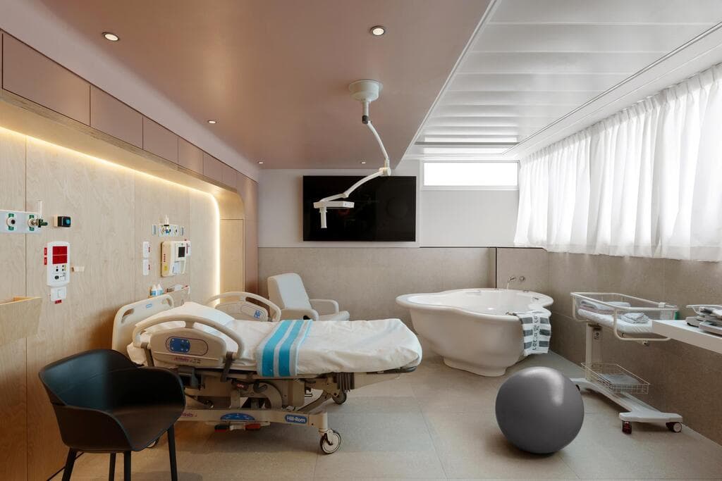 יש חלון גדול ואמבטיה ללידת מים (צילום: גדעון לוין) חדר לידה רמב"ם