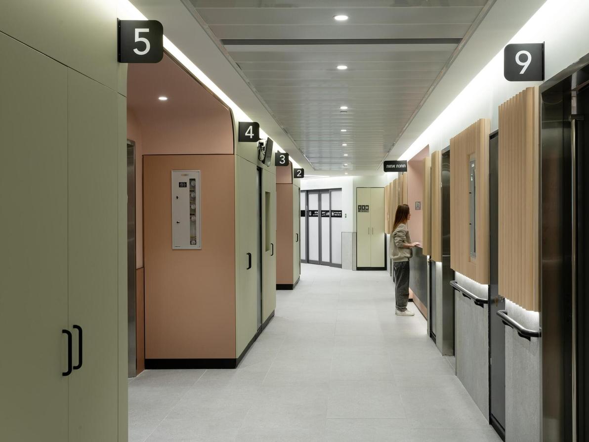 שילוב של ורוד, פיסטוק ועץ (צילום: גדעון לוין) חדר לידה רמב"ם