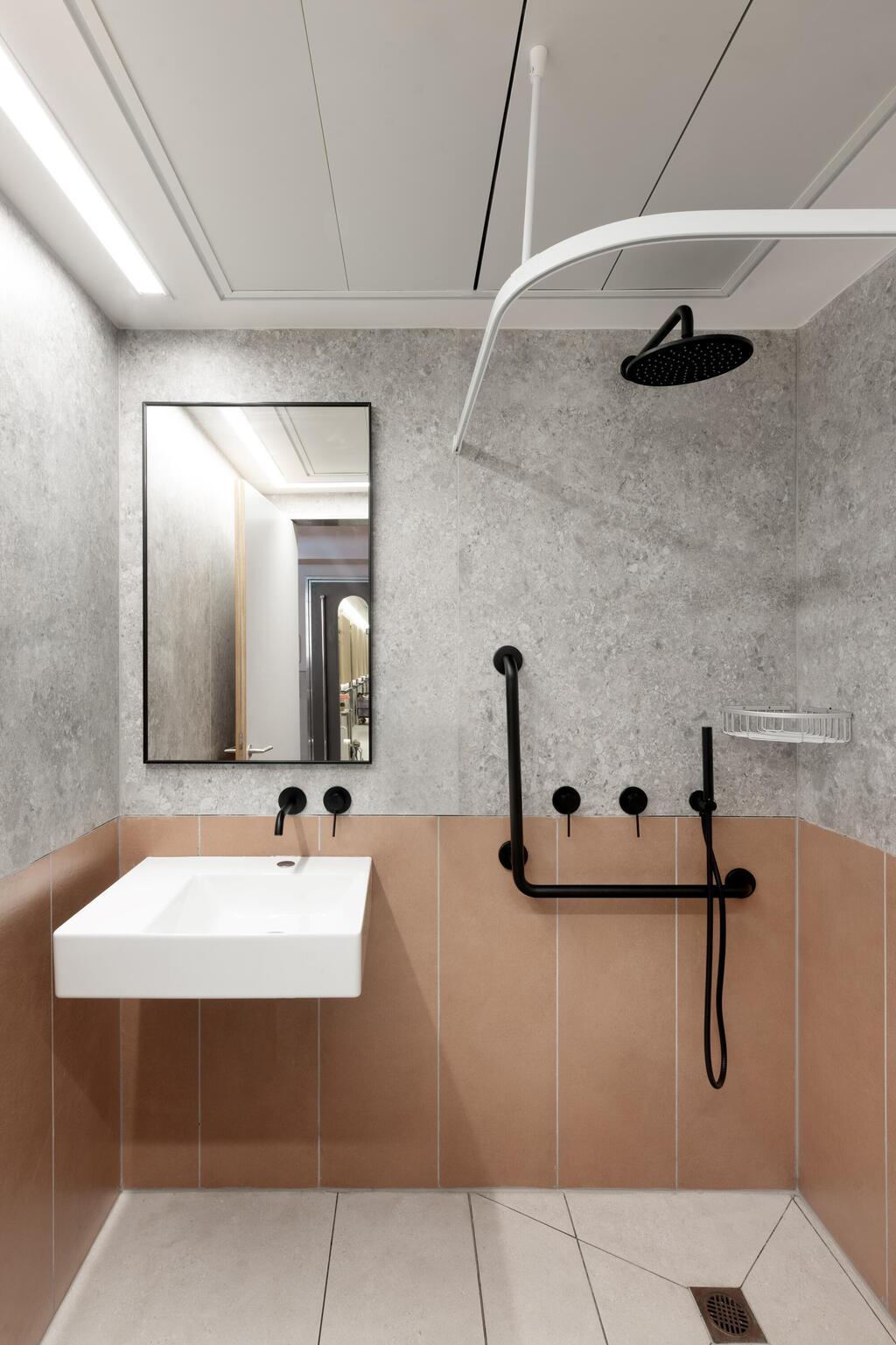 חדרי הרחצה שופצו מהיסוד (צילום: גדעון לוין) חדר לידה רמב"ם