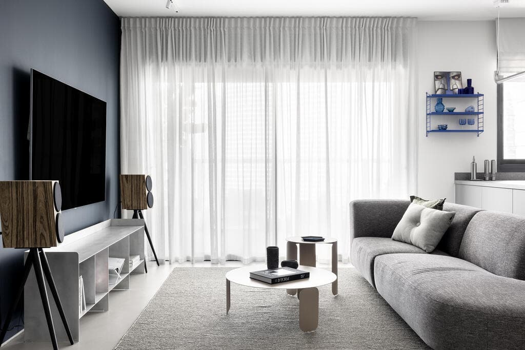 הדירה הסולידית בקומה 23, קיר אחד כחול והשאר אפור ולבן (צילום: איתי בנית) הדירה הסולידית בקומה 23, עיצוב: אפרת וינרב