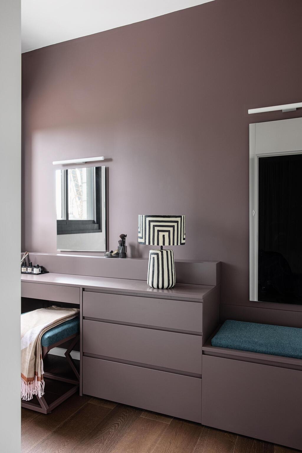 חדר מאסטר עם חלל התארגנות צמוד (צילום: איתי בנית) הדירה הנועזת בקומה 3, עיצוב: אפרת וינרב