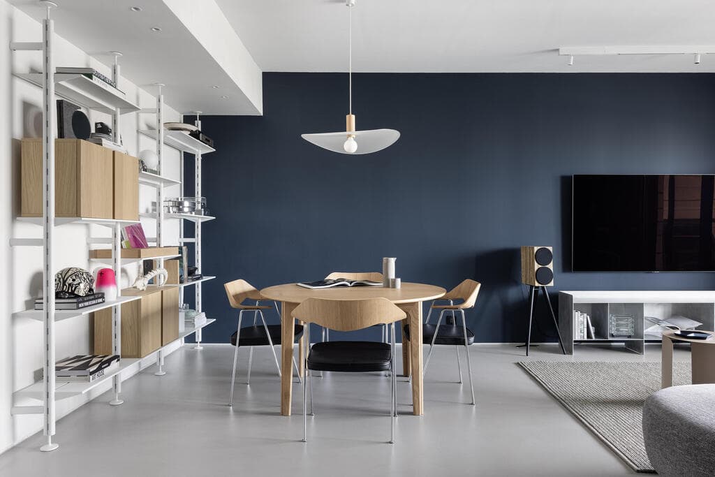 נגיעות עץ וספרייה מודולרית (צילום: איתי בנית) הדירה הסולידית בקומה 23, עיצוב: אפרת וינרב