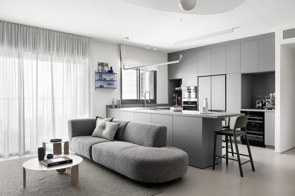 הסלון והמטבח. כמעט הכול אפור (צילום: איתי בנית) הדירה הסולידית בקומה 23, עיצוב: אפרת וינרב
