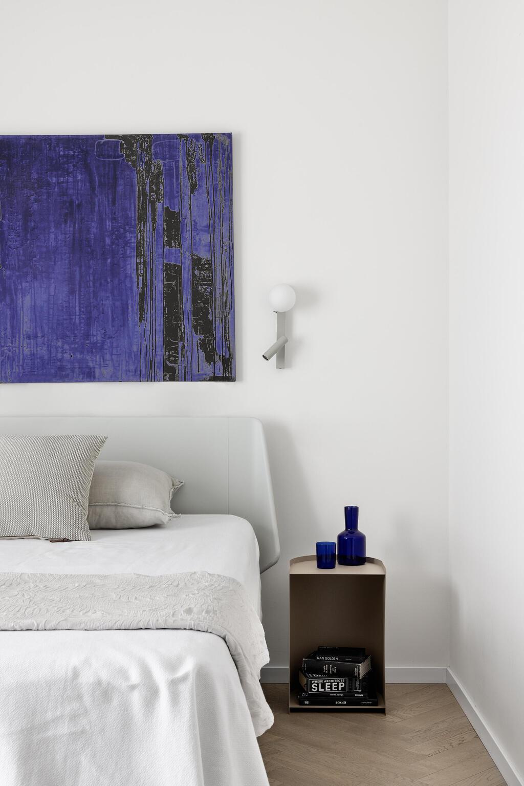 לבן עם כתם סגול באמנות (צילום: איתי בנית) הדירה הסולידית בקומה 23, עיצוב: אפרת וינרב