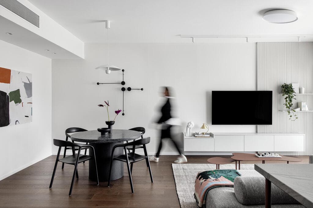 סלון הדירה בקומה 3, זה מתחיל רגוע (צילום: איתי בנית) הדירה הנועזת בקומה 3, עיצוב: אפרת וינרב