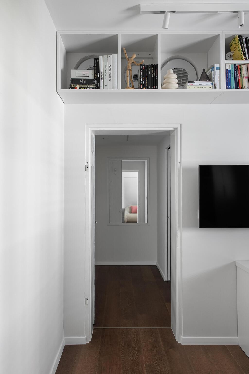 מידוף שנועד להסוות את אביזרי המיגון (צילום: איתי בנית) הדירה הנועזת בקומה 3, עיצוב: אפרת וינרב