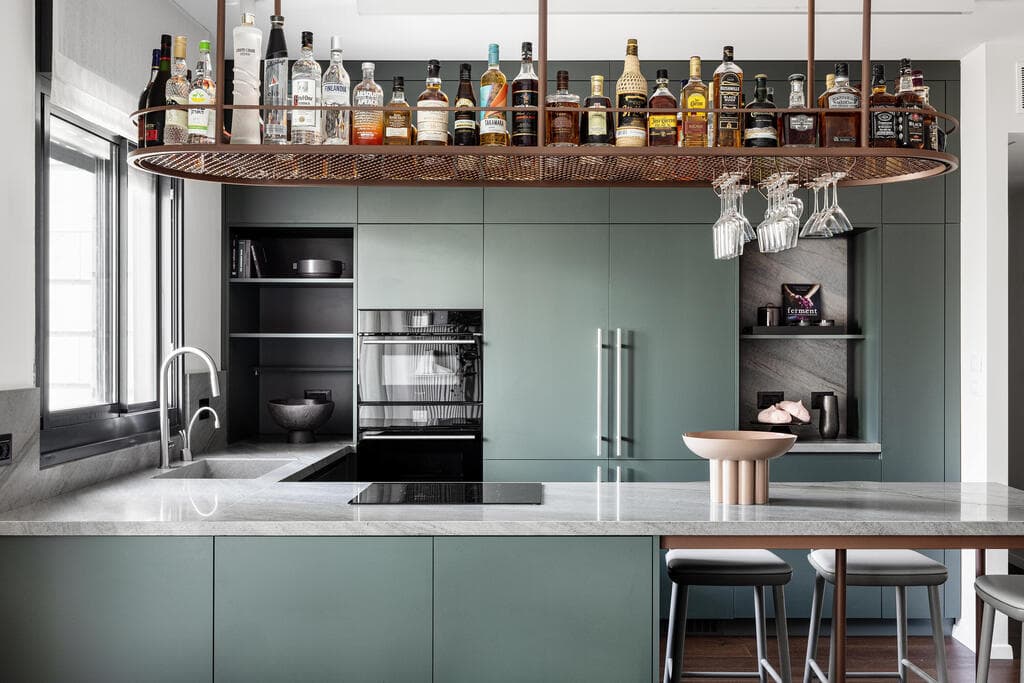 והופך נועז במטבח ובשאר החללים (צילום: איתי בנית) הדירה הנועזת בקומה 3, עיצוב: אפרת וינרב