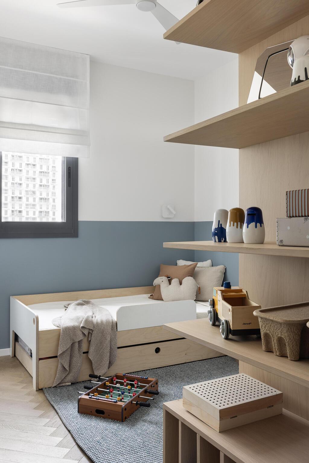חדר ילדים נוסף. דגש על נגרות (צילום: איתי בנית) הדירה הסולידית בקומה 23, עיצוב: אפרת וינרב
