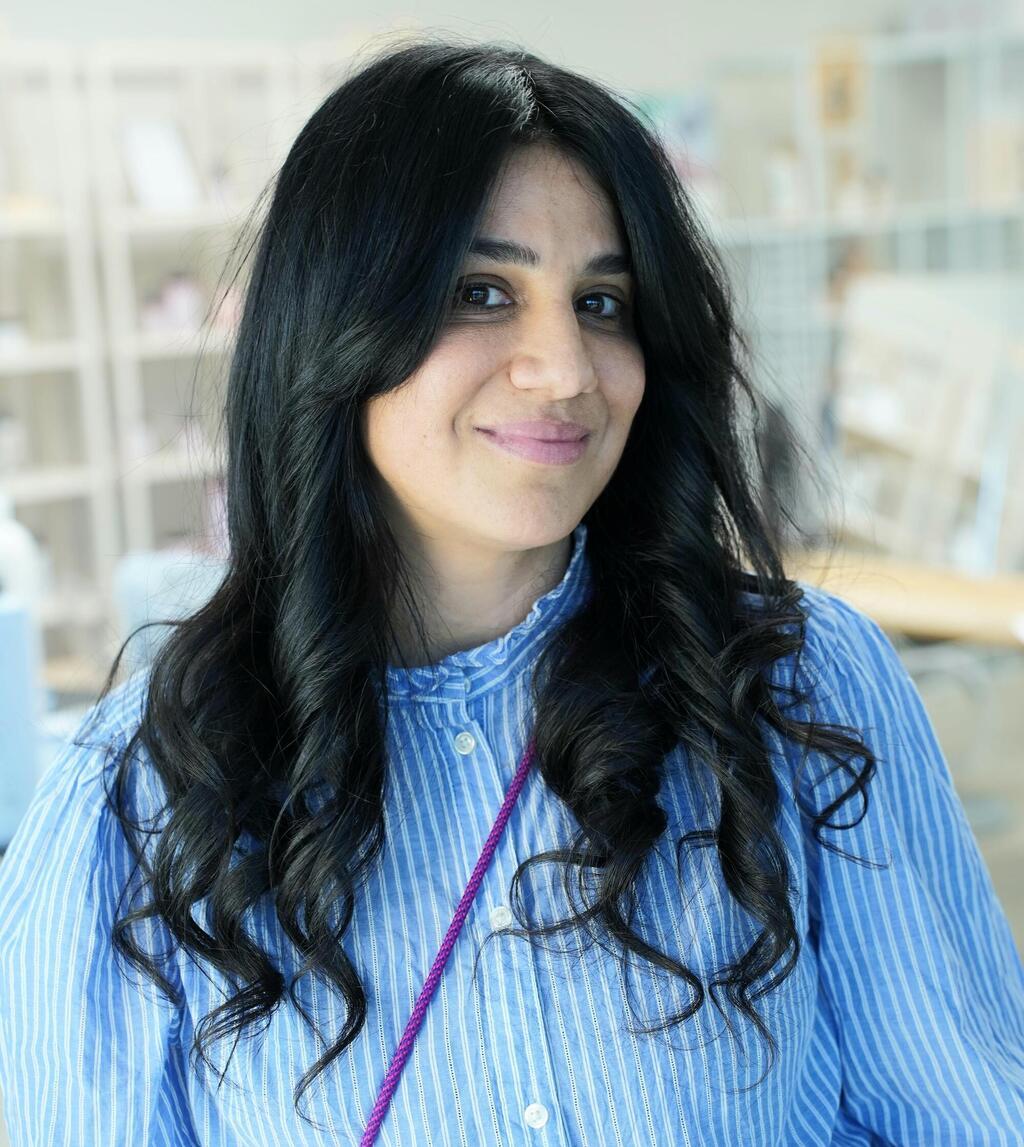 אהובית הנסיינית נהנתה (ועדיין נהנית) משיער מבריק ומאפס שיער לבן. תהליך הצביעה היה טיפולי ונעים, ללא ריחות  או צריבות לא נעימות בעיניים