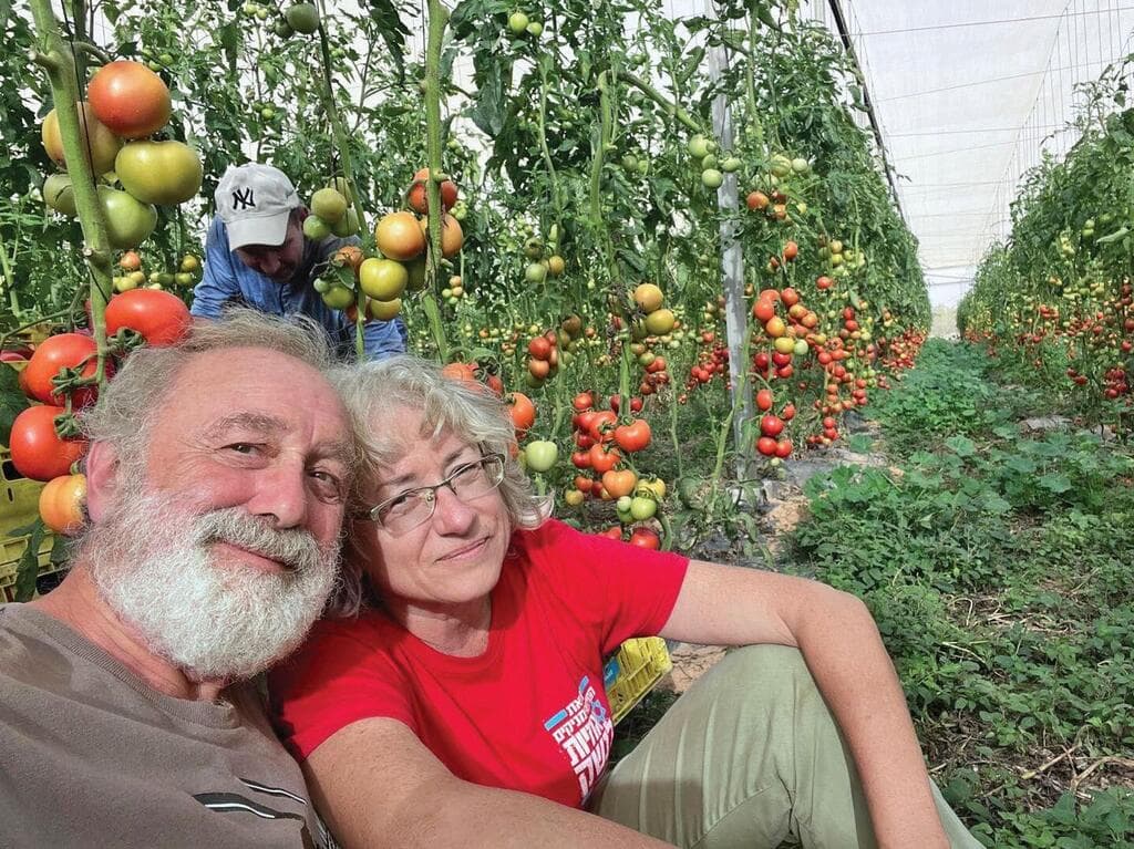אלכס ואיה מתנדבים בעוטף