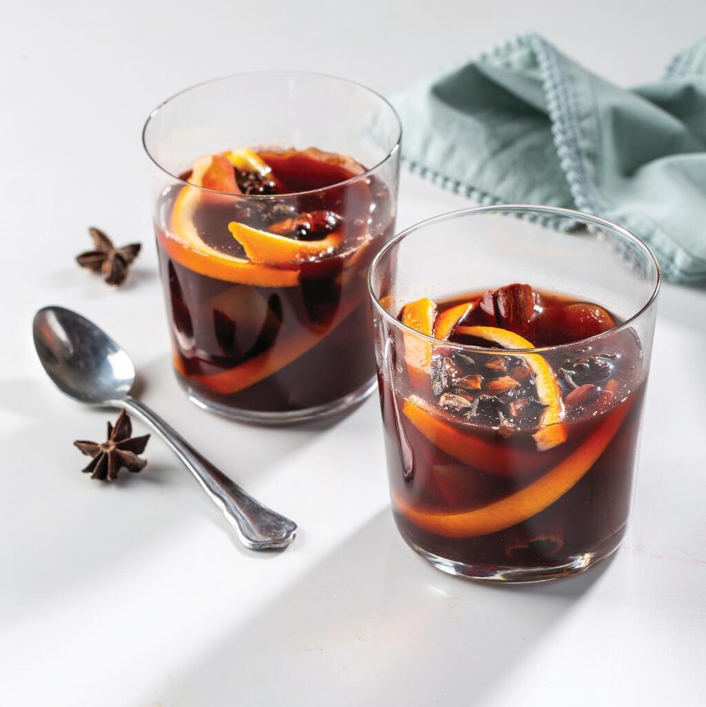 סנגרייה חמה עם קליפות תפוזים ותפוחים (צילום: בועז לביא, סגנון: נעה קנריק) סנגרייה חמה עם קליפות תפוזים ותפוחים