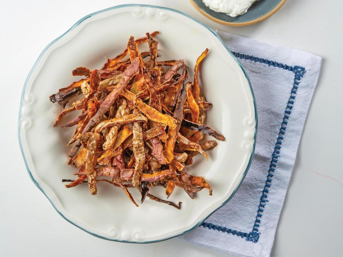 צ'יפס קליפות בטטה ותפוחי אדמה (צילום: בועז לביא, סגנון: נעה קנריק) צ'יפס קליפות בטטה ותפוחי אדמה