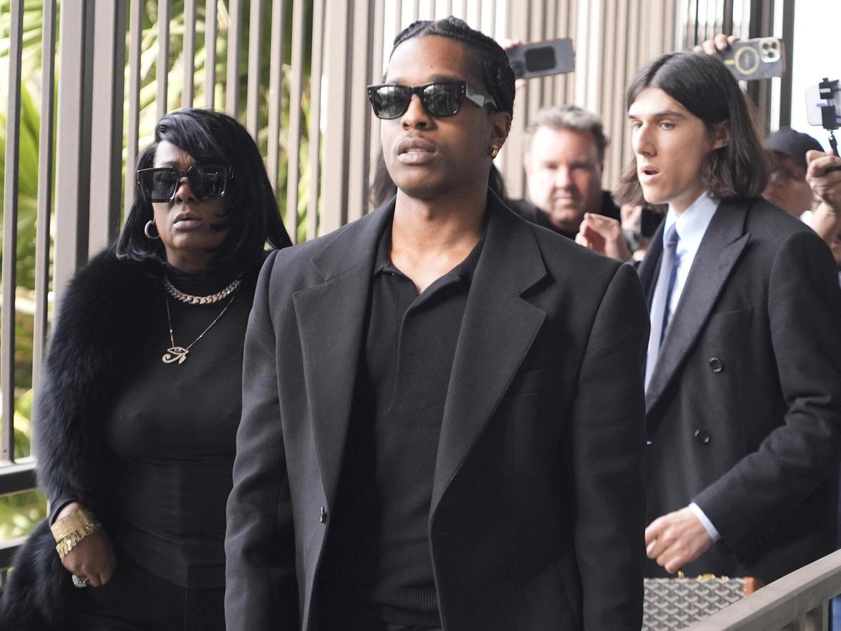 ההליך המשפטי של A$AP רוקי הפך לקמפיין משקפיים, 2025 (צילום: AP Photo/Damian Dovarganes) A$AP רוקי בבית המשפט, 2025