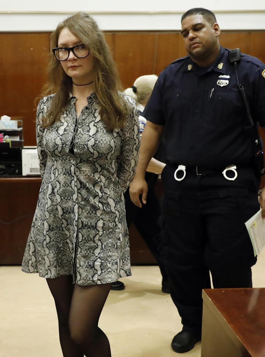 אנה דלבי בבית המשפט, 2019 (צילום: AP Photo/Richard Drew) אנה דלבי בבית המשפט, 2019