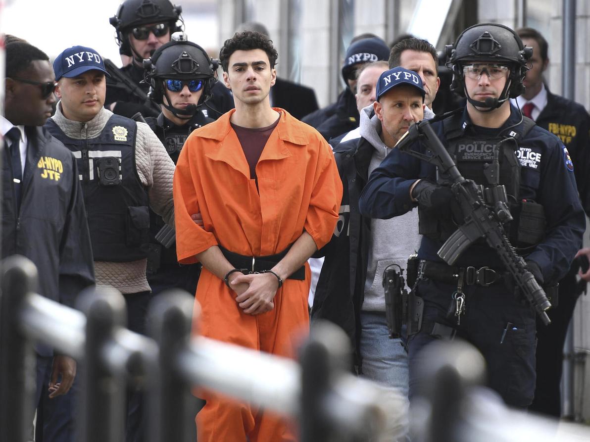 אפילו סרבל האסירים הכתום סומן כסמל אופנתי. לואיג'י מנג'יוני, 2024 (צילום: AP Photo/Pamela Smith) לואיג'י מנג'יוני בדרך לבית המשפט, 2024