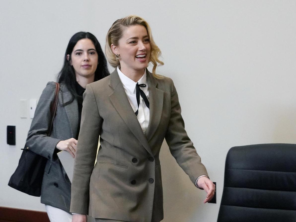 רשמיות מוקפדת עם חליפות מכנסיים בגזרות חדות, צבעים סולידיים ותסרוקות מטופחות. אמבר הרד בבית המשפט, 2022 (צילום: AP Photo/Steve Helber, Pool) אמבר הרד בבית המשפט, 2022