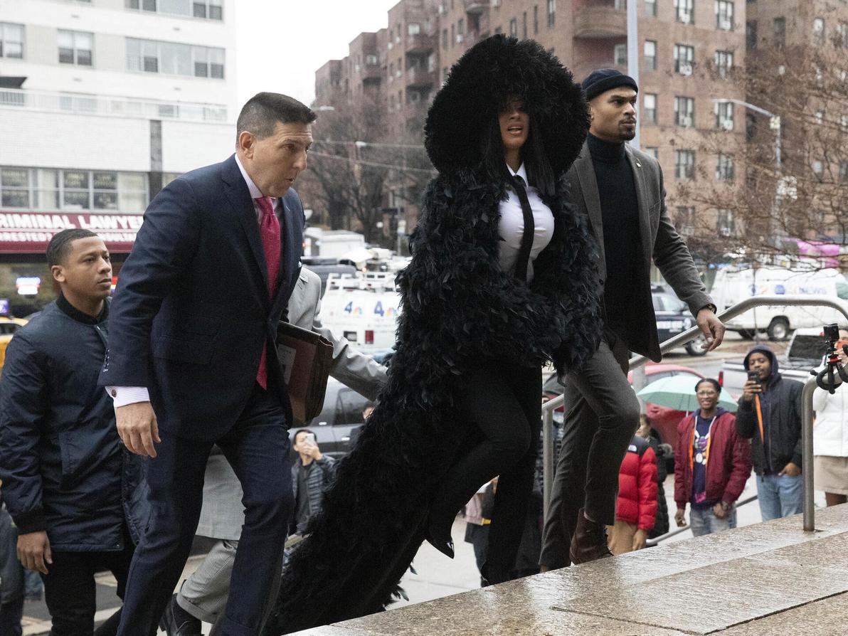 מתלבשת בהתאם לתשומת הלב שהיא יודעת שתקבל. קארדי בי מגיעה לבית המשפט, 2019 (צילום: AP Photo/Mark Lennihan) קארדי בי מגיעה לבית המשפט, 2019