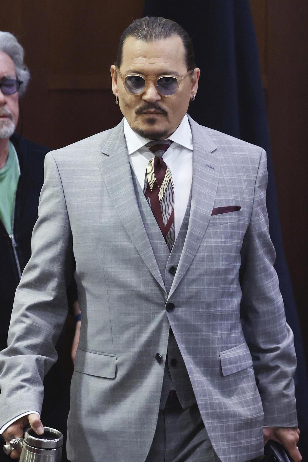 לא רק שהמשפט לא חיסל את הקריירה של ג'וני דפ, הוא אף חיזק את דמותו כאייקון אופנתי (צילום: Michael Reynolds/Pool Photo via AP) ג'וני דפ בבית המשפט, 2022