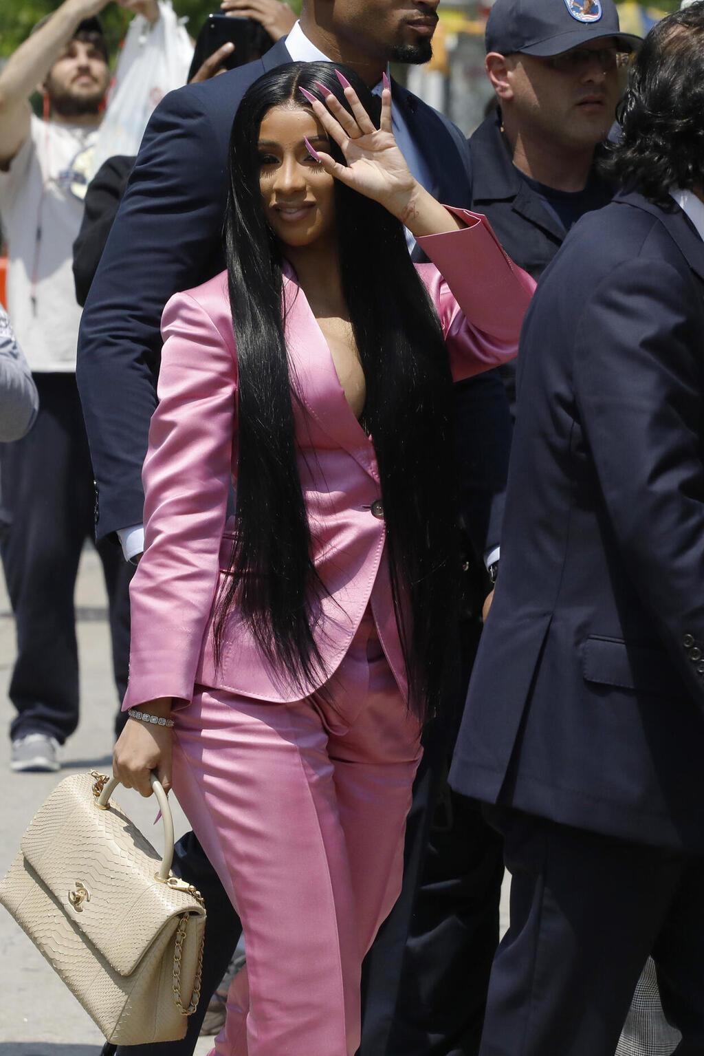 קארדי בי מגיעה לבית המשפט בחליפה ורודה, 2019 (צילום: AP Photo/Mark Lennihan) קארדי בי מגיעה לבית המשפט, 2019