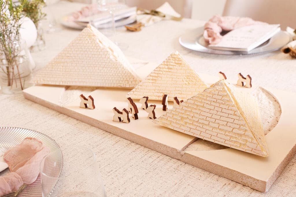 משטחי קלקר צפוף לכל היצירות. איתן יוצרים גם את הבסיס וגם את הפירמידות (צילום: אביטל ימיני) שולחן ערוך לפסח, נועה לביוב