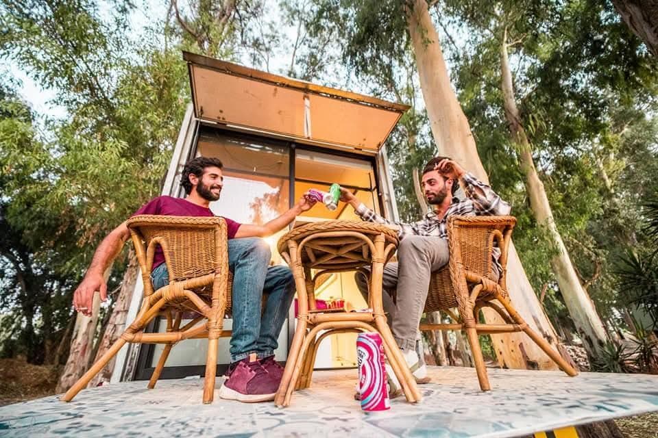 רמי ורועי במהלך עבודה על עיצוב הקרוואן