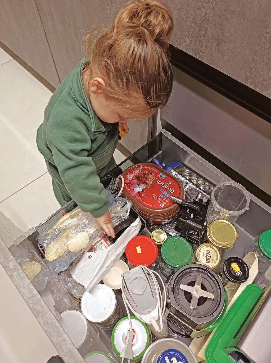 בר והפרויקט: סידור כלי פלסטיק