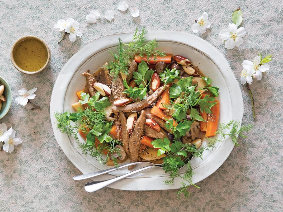 תבשיל סויה עם אגוזים ופטריות (צילום: יוסי סליס, סגנון: נטשה חיימוביץ') תבשיל סויה עם אגוזים ופטריות