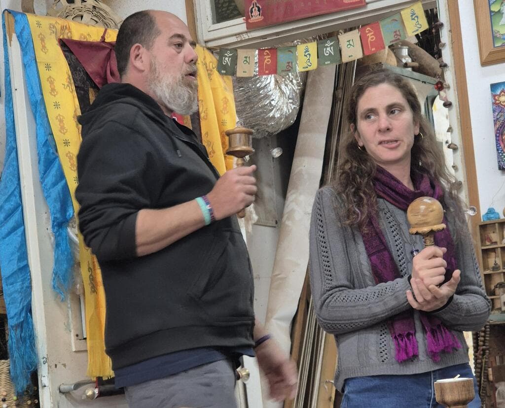 עם ה"גלגמאני", גלגל התפילה הטיבטי. איילת כהן ומיכה שטראוס