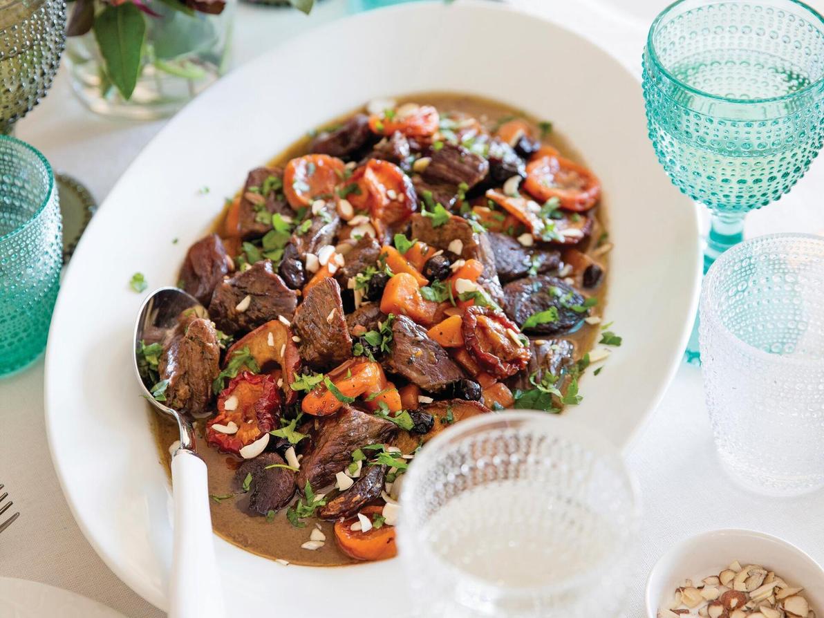  צלי בקר ופירות יבשים עם שקדים