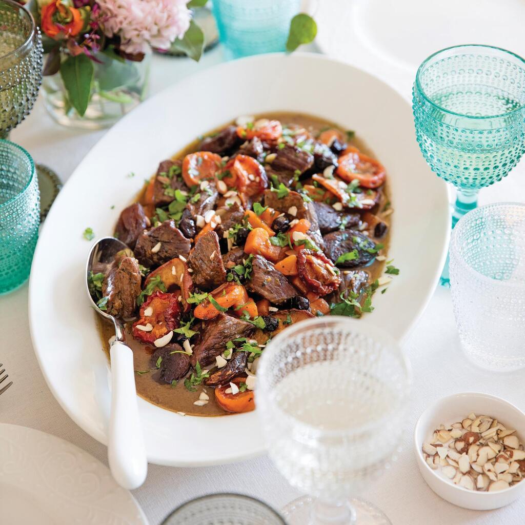  צלי בקר ופירות יבשים עם שקדים